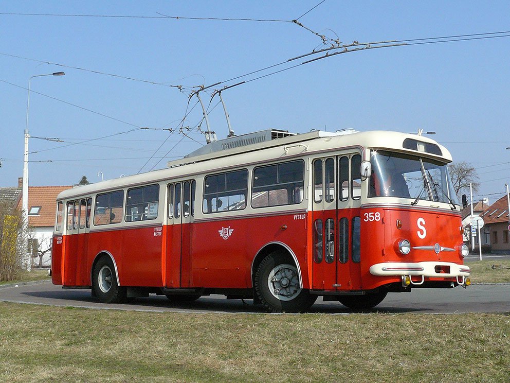 Historický trolejbus Škoda 9TrHT28 z roku 1980